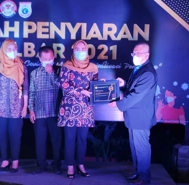 Kadis Kominfopers Pasangkayu Terima Penghargaan di Anugerah Penyiaran KPID Sulbar